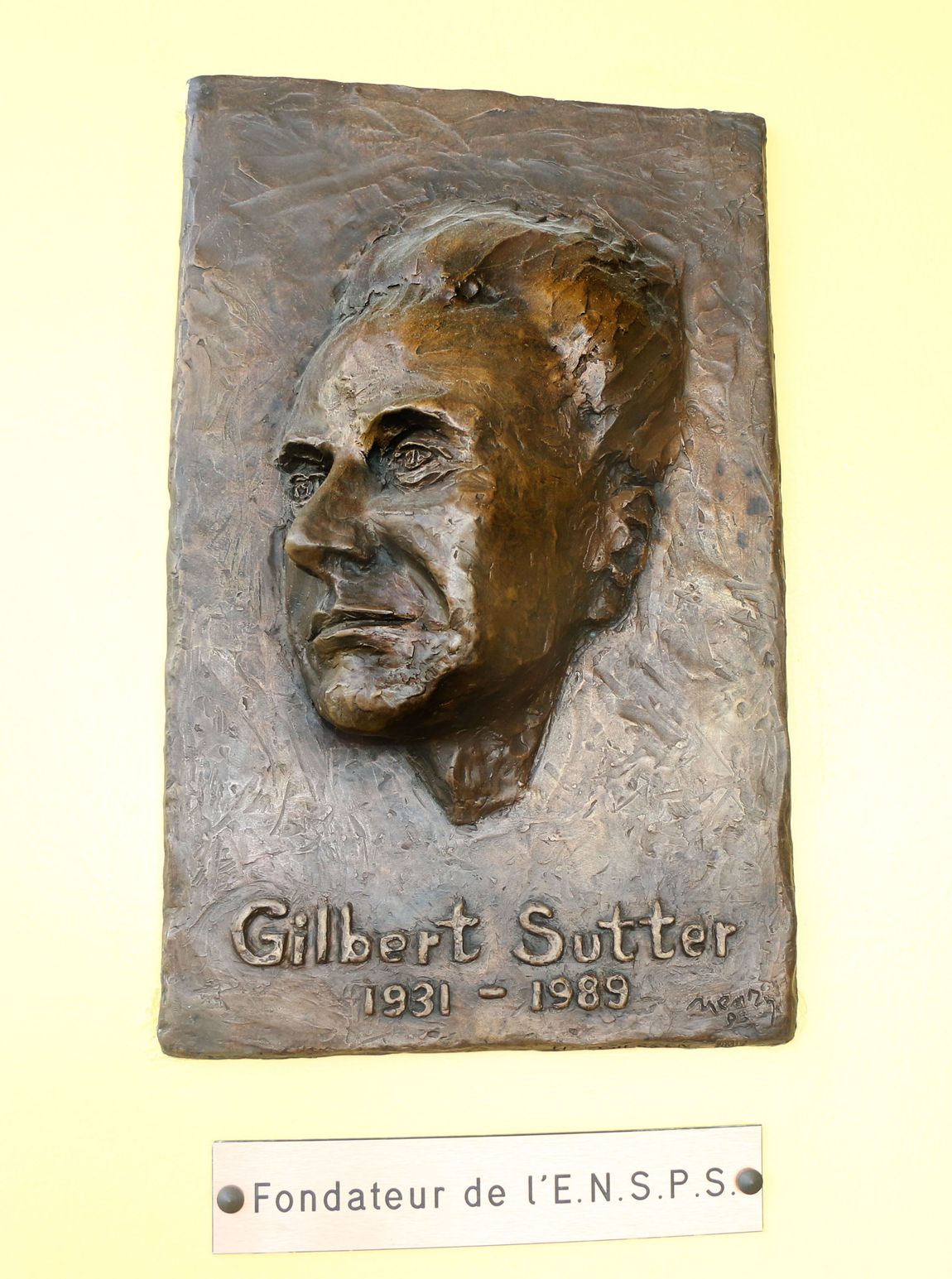 Commemorative plaque bearing the effigy of Gilbert Sutter 
